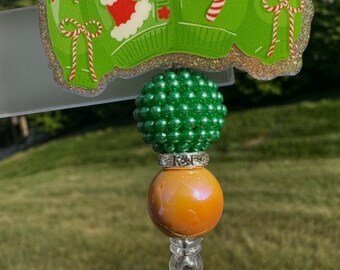 Speldje met hanger voor feestelijke trui-badge en laarsje.