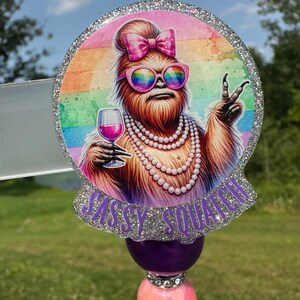 Portabadge Sassy Squatch / Porta badge Bigfoot glitterato, occhiali da sole arcobaleno, perle