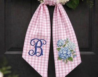 Cinta para puerta con bordado de hortensias personalizado, faja con corona floral azul, decoración de jardín primaveral para el hogar, estilo Grandmillennial para el porche.