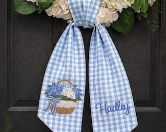 Kundenspezifische Monogramm Hortensien-Kranz-Schärpe, gestickte blaue Blumentür-Schleife, personalisiertes Hochzeitsgeschenk, Frühlings-Haustürdekor
