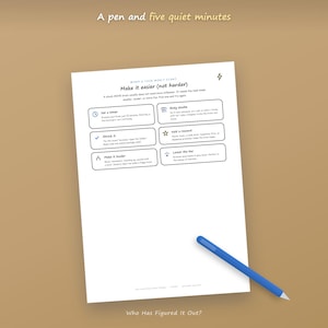 Può includere: Un foglio informativo bianco intitolato "When a task won't start: Make it easier (not harder)" con sei riquadri contenenti suggerimenti per la concentrazione, tra cui "Set a timer" e "Body double." Una penna blu è appoggiata in diagonale.