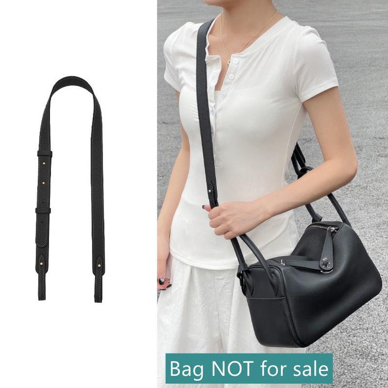 Op de afbeelding: Een zwarte leren crossbody tasriem met verstelbare lengte en goudkleurige hardware. De riem wordt getoond naast een zwarte leren handtas. De tekst "Bag NOT for sale" staat onderaan de afbeelding.