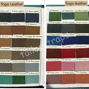 Op de afbeelding: Een kleurenkaart met stalen van Togo-leer in verschillende tinten. De stalen zijn gelabeld met nummers en kleurnamen, waaronder zwart, blauw, bruin, groen en roze. De tekst "Togo Leather" staat bovenaan.