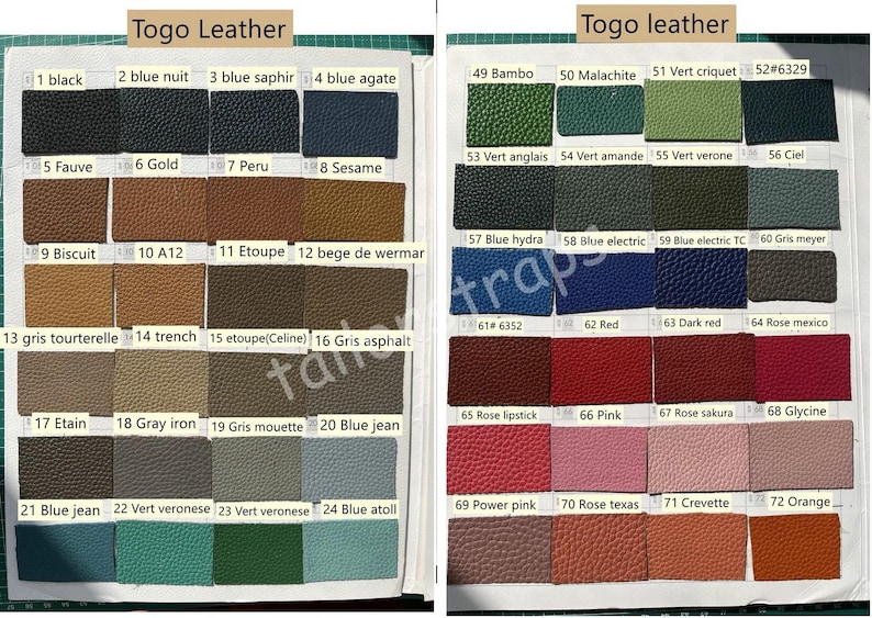 Op de afbeelding: Een kleurenkaart met stalen van Togo-leer in verschillende tinten. De stalen zijn gelabeld met nummers en kleurnamen, waaronder zwart, blauw, bruin, groen en roze. De tekst "Togo Leather" staat bovenaan.
