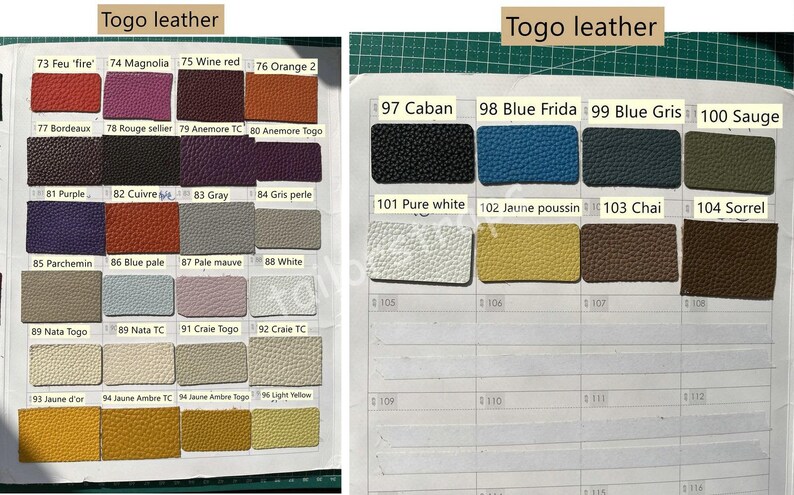 Op de afbeelding: Kleurenstalen van Togo-leer in diverse tinten, waaronder rood, paars, blauw en geel. Elk staal is gelabeld met een nummer en een kleurnaam, zoals "Feu", "Magnolia" en "Wine red". De tekst "Togo leather" staat bovenaan.