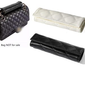 Puede incluir: Un bolso negro acolchado con una correa de cadena dorada se muestra junto a un accesorio acolchado blanco y negro. Los accesorios tienen un patrón de diamantes. El texto "Bag NOT for sale" es visible.