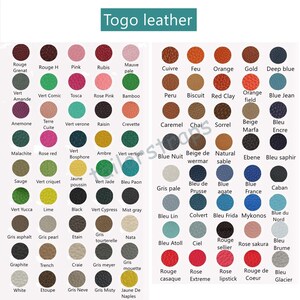 Op de afbeelding: Kleurenkaart met Togo lederstalen. De kaart toont een verscheidenheid aan kleuren, waaronder tinten rood, groen, blauw, bruin en neutrale tinten. Elke kleur is gelabeld met zijn naam, zoals "Rouge Grenat" en "Deep blue". De tekst "Togo leather" staat bovenaan.