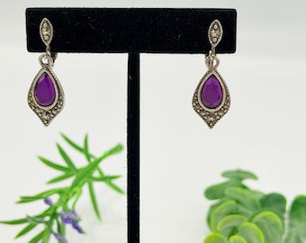 Kolczyki Avon Purple Teardrop Clip-On w kolorze srebrnym, wiszące, biżuteria kostiumowa w stylu vintage