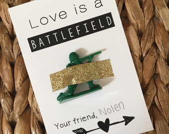 O amor é um campo de batalha Valentine | Cartão imprimível com soldado de brinquedo | Etiqueta DIY para crianças Valentine | Etiqueta de presente de dia dos namorados