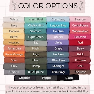 Op de afbeelding: Een kleurenkaart met een raster van gevouwen stofstalen in diverse tinten. De tekst bovenaan luidt COLOR OPTIONS en onderaan staat een bericht over het controleren van de beschikbaarheid van kleuren die niet in de opties staan vermeld.