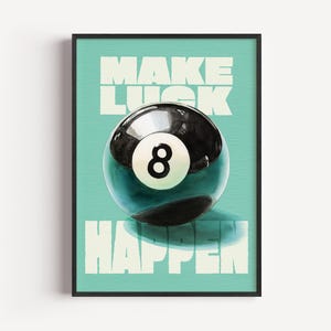 Könnte beinhalten: Gerahmter Druck mit türkisem Hintergrund, der eine schwarz-weiße Achtkugel und die Worte "MAKE LUCK HAPPEN" in Weiß zeigt. Das Bild hat einen Schatteneffekt.