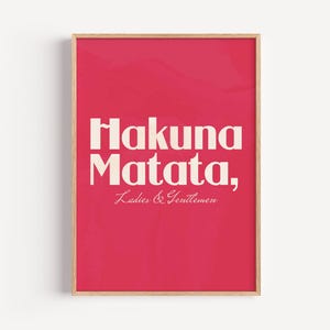 Plakat do druku Hakuna Matata – zabawny cytat do domu, biura lub akademika | Plakat do pobrania w kolorze magenty i różu