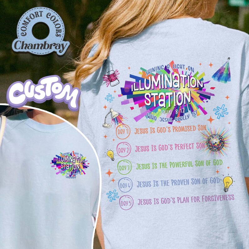 K&ouml;nnte beinhalten: Ein hellblaues T-Shirt mit einer bunten Grafik auf der R&uuml;ckseite, die den Text "Illumination Station" und "John 8:12" zeigt. Das Design enth&auml;lt f&uuml;nf nummerierte Tage mit religi&ouml;sen Phrasen und Symbolen wie einer Laterne, Gl&uuml;hbirne und Discokugel.