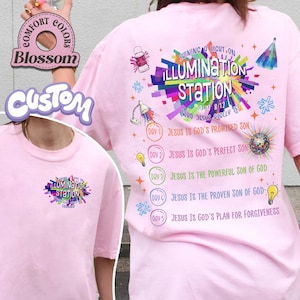 K&ouml;nnte beinhalten: Ein hellrosa T-Shirt mit einer bunten Grafik auf der R&uuml;ckseite und einer kleineren Version auf der Vorderseite. Das Design enth&auml;lt den Text 'Illumination Station', 'John 8:12' und f&uuml;nf Tagesthemen rund um Jesus, erg&auml;nzt durch lichtbezogene Illustrationen.