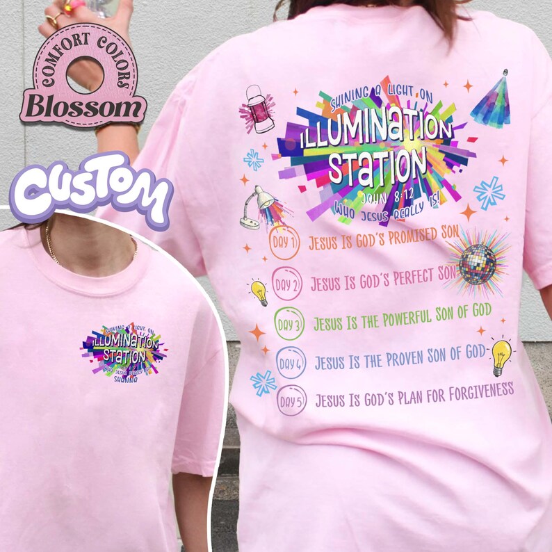 K&ouml;nnte beinhalten: Ein hellrosa T-Shirt mit einer bunten Grafik auf der R&uuml;ckseite und einer kleineren Version auf der Vorderseite. Das Design enth&auml;lt den Text 'Illumination Station', 'John 8:12' und f&uuml;nf Tagesthemen rund um Jesus, erg&auml;nzt durch lichtbezogene Illustrationen.