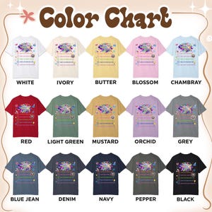 K&ouml;nnte beinhalten: Eine Farbkarte mit f&uuml;nfzehn kurz&auml;rmeligen T-Shirts in verschiedenen Farben, darunter Wei&szlig;, Elfenbein, Butter, Bl&uuml;te, Chambray, Rot, Hellgr&uuml;n, Senf, Orchidee, Grau, Jeansblau, Denim, Marine, Pfeffer und Schwarz, jeweils mit einem Grafikdruck.