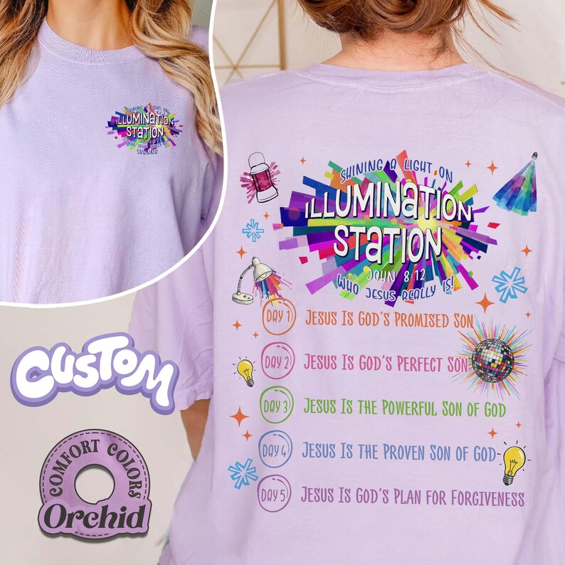 K&ouml;nnte beinhalten: Ein hellviolettes T-Shirt mit einer bunten Grafik auf der R&uuml;ckseite mit dem Text "SHINING A LIGHT ON ILLUMINATION STATION JOHN 8:12 WHO JESUS REALLY IS!" und f&uuml;nf Tagespunkten &uuml;ber Jesus, sowie Symbolen einer Laterne, Lampe und Discokugel.