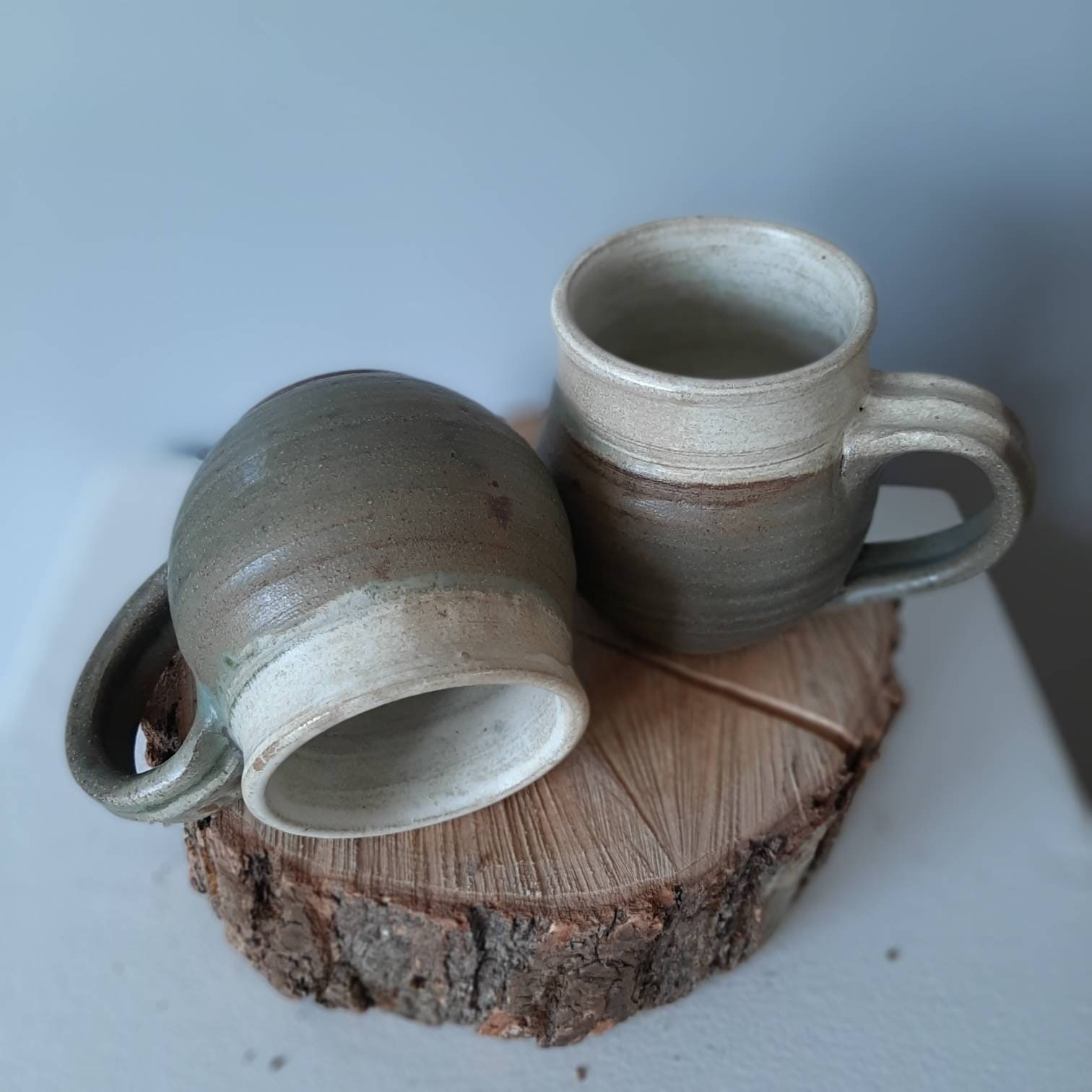 Keramikbecher mit grüner Ascheglasur