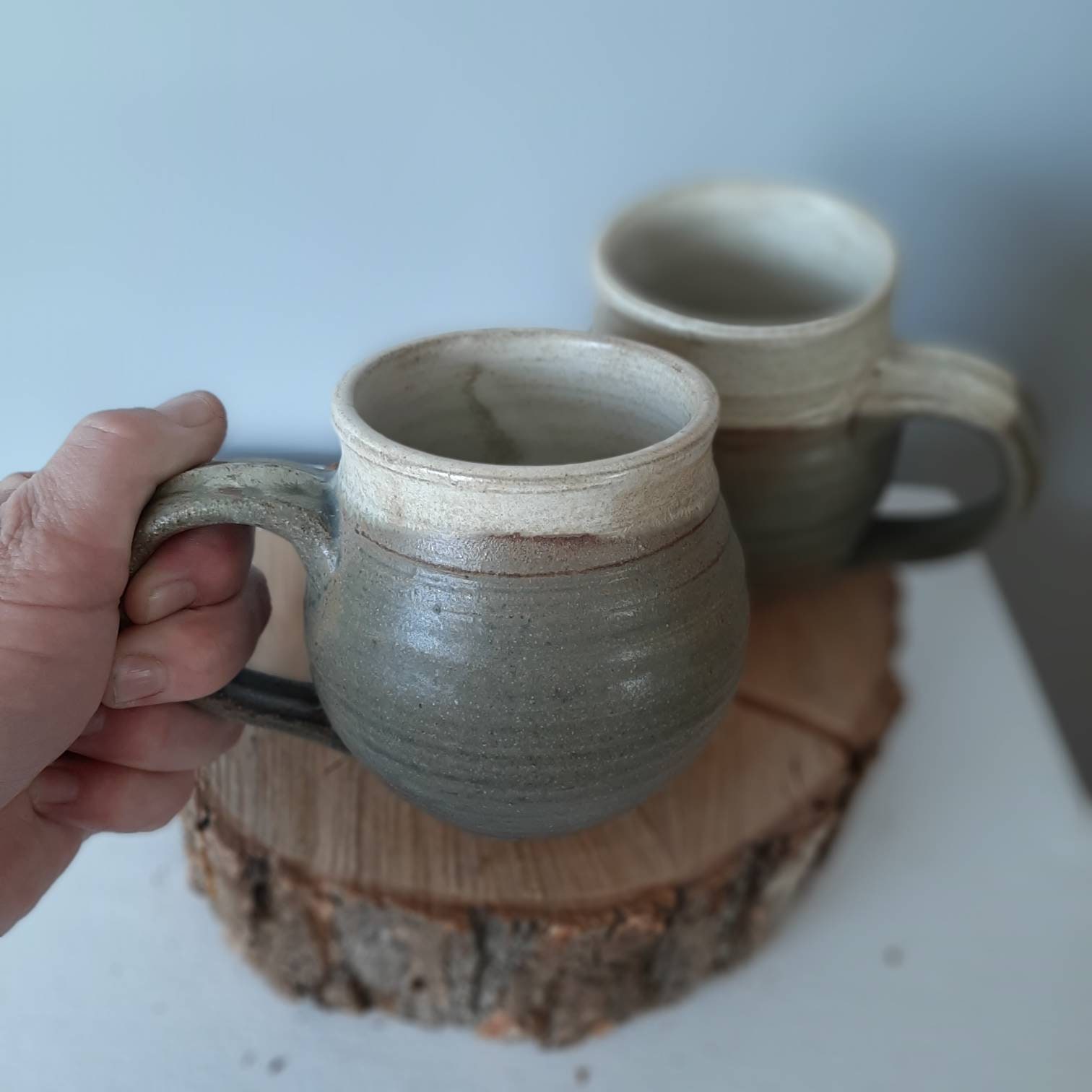 Keramikbecher mit grüner Ascheglasur