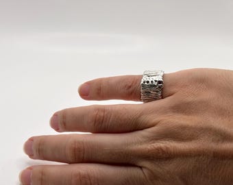 Silver ring with zircons