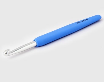 Puede incluir: Un gancho de ganchillo azul y plateado con una etiqueta de tamaño de 6,0 mm.