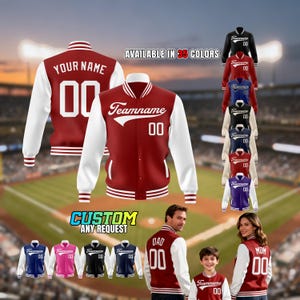 Könnte beinhalten: Rot-weiße Collegejacken mit anpassbarem Text und Zahlen. Das Bild zeigt mehrere Jacken in verschiedenen Farben, mit dem Text "YOUR NAME" und "Teamname". Der Text "AVAILABLE IN 35 COLORS" und "CUSTOM ANY REQUEST" sind ebenfalls sichtbar.