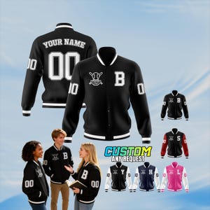 Puede incluir: Chaquetas universitarias negras con detalles blancos y letras personalizadas. Una chaqueta muestra "YOUR NAME" y "00" en la espalda. Otras chaquetas muestran las letras "B", "S", "Y", "H" y "L". El texto "CUSTOM ANY REQUEST" también es visible.