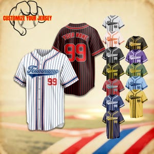Puede incluir: Camisetas de béisbol en varios colores y diseños. Una camiseta es blanca con rayas azules y el texto "Teamname" y el número "99". Otra es negra con rayas rojas y el texto "YOUR NAME" y el número "99". La imagen también incluye el texto "CUSTOMIZE YOUR JERSEY".