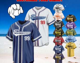 Pode incluir: Camisolas de beisebol em várias cores, incluindo azul marinho, branco e vermelho, com riscas verticais. Cada camisola apresenta um nome de equipa, o número 99 e o texto "CUSTOMIZE YOUR JERSEY".