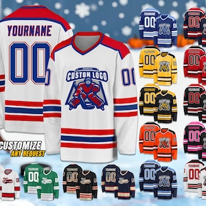 Puede incluir: Camiseta de hockey blanca con detalles rojos y azules, con un logotipo personalizado, el texto "YOURNAME" y el número "00". La imagen presenta una gama de camisetas en diferentes colores, destacando las posibilidades de personalización.