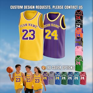 Puede incluir: Camisetas de baloncesto en varios colores, incluyendo amarillo, morado, negro, naranja, rosa y verde. Cada camiseta muestra un nombre de equipo y un número. La imagen también incluye el texto "CUSTOM DESIGN REQUESTS, PLEASE CONTACT US" y "110 COLOR OPTIONS".