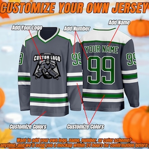 Pode incluir: Uma camisola de h&oacute;quei cinzenta personaliz&aacute;vel com detalhes em verde e branco. A camisola apresenta o texto "CUSTOMIZE YOUR OWN JERSEY", com op&ccedil;&otilde;es para adicionar um log&oacute;tipo, nome e n&uacute;mero. A camisola tem um log&oacute;tipo personalizado de um guarda-redes de h&oacute;quei.