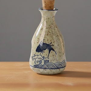 Japansk keramikset – Goldfish Design Soju-flaska och koppar