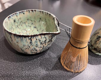 Grünes Marmor Matcha Set - Keramikschüssel, Bambusbesen & Halter