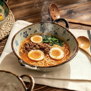 Japanische Keramik-Nudelschale - Blumenmuster, 19 cm