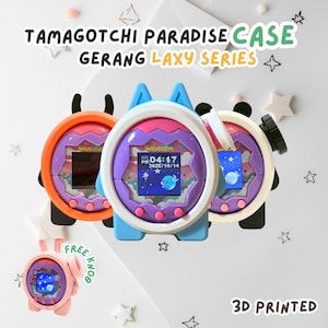 Op de afbeelding: Drie kleurrijke Tamagotchi Paradise Case Gerang Laxy Series-apparaten. De apparaten hebben een cirkelvormig ontwerp met een scherm dat een digitale afbeelding weergeeft. De hoesjes zijn in oranje, blauw en gebroken wit. De afbeelding toont ook een klein roze apparaat met de tekst "FREE KNOB" en de woorden "3D PRINTED".