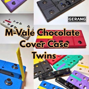 Może przedstawiać: Kolaż kolorowych urządzeń elektronicznych, w tym niebieskich, czerwonych, czarnych i fioletowych jednostek. Tekst "M-Vale Chocolate Cover Case Twins" jest wyraźnie widoczny. Urządzenia posiadają przyciski i porty, co sugeruje, że są to komponenty audio lub elektroniczne.