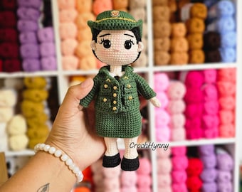 Amigurumi-Muster einer Polizistin in Abendkleidung, 20 cm