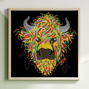 Peut inclure: Impression artistique encadrée représentant une tête de vache des Highlands colorée. La fourrure de la vache est illustrée dans des teintes arc-en-ciel vives sur fond noir. La signature de l'artiste est visible en bas à droite.
