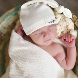 CREAM small TAG name hat: personalized baby hat, Baby name hat, personalized hat, knot beanie, newborn hat, name hat, knots, baby hat
