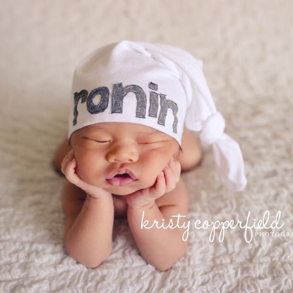 Sombrero BLANCO "JACK": sombrero de bebé personalizado, sombrero de hospital, gorro de nudo, sombrero de recién nacido, accesorio fotográfico para recién nacidos, sombrero personalizado, regalo de baby shower, sombrero de niño