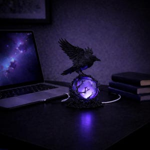 Può includere: Un set di tre tazze in ceramica con finitura opaca e macchiettata. Le tazze sono nei toni del crema, grigio chiaro e grigio scuro. Ogni tazza ha un design semplice e minimalista e un manico arrotondato.