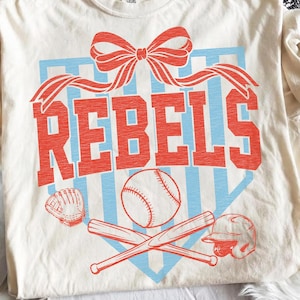 Immagine PNG dei Rebels Baseball, sublimazione con mascotte retrò effetto invecchiato, design del piatto di casa con fiocco civettuolo, maglietta per il giorno della partita a tema scolastico, download digitale