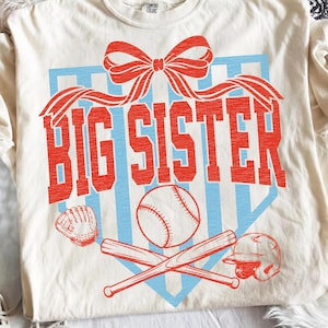 Diseño PNG de "Hermana mayor" de béisbol retro, sublimación de plato de home con lazo coqueto, diseño de camiseta desgastada para el día del partido, archivo de temporada de béisbol, descarga digital