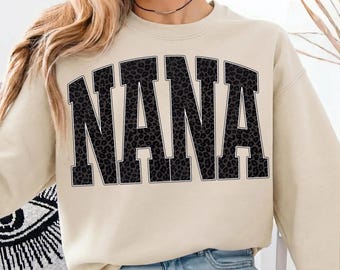 Nana Png, Nana Png con estampado de leopardo negro, letras con estampado de guepardo carbón, atuendo de mamá a la moda, fuente atlética arqueada, descarga digital