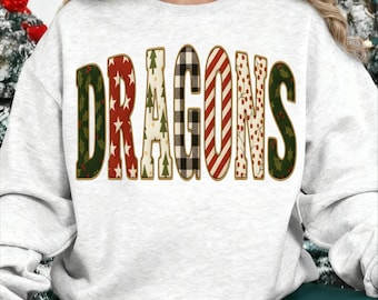 Puede incluir: Una sudadera gris claro con la palabra "DRAGONS" en una fuente decorativa. Las letras están rellenas de varios patrones, incluyendo estrellas, árboles, cuadros, rayas y bayas, en tonos de rojo, verde y crema.