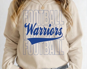 Könnte beinhalten: Beiges Sweatshirt mit den Worten "FOOTBALL Warriors FOOTBALL" in blauen Blockbuchstaben und einem blauen Banner. Das Sweatshirt hat eine neutrale Farbe und lange Ärmel.