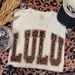 Lulu PNG, Leopard Lulu PNG, trendiges Varsity Mom Shirt Sublimationsdesign, Retro Muttertag digitaler Download