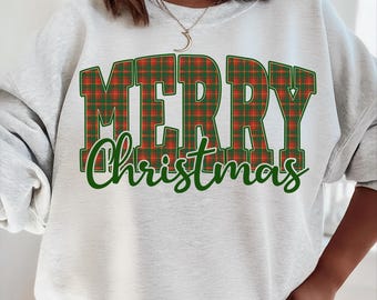 Op de afbeelding: Een lichtgrijze sweatshirt met de tekst "MERRY Christmas". Het woord "MERRY" heeft een rood en groen ruitpatroon, en "Christmas" is in groene sierlijke letters. Een feestelijk kledingstuk voor de feestdagen.