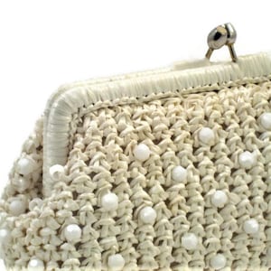 Pochette en raphia des années 60 avec perles blanches, sac à main printemps-été 1960